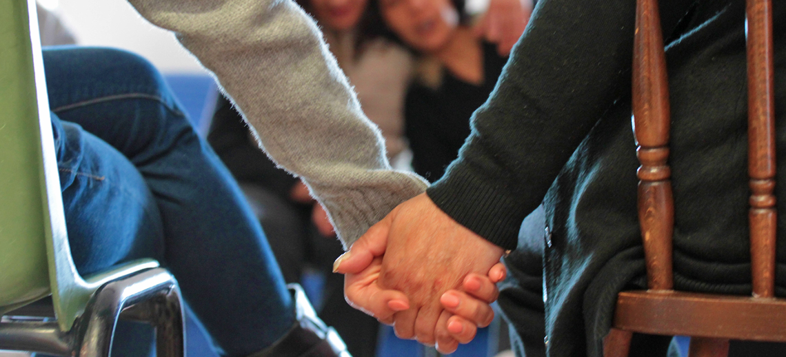 Mani che si stringono